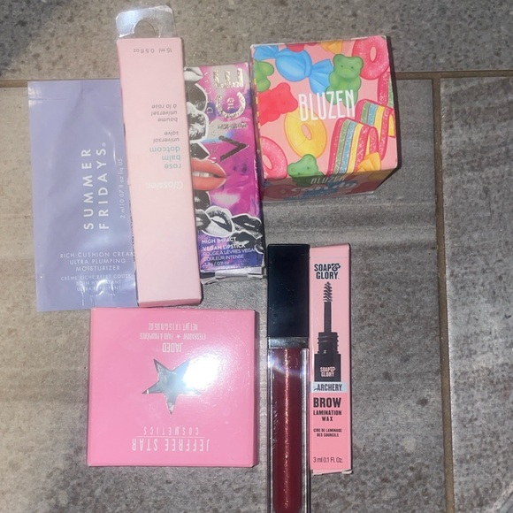 Makeup Kit - Picture 1 of 2